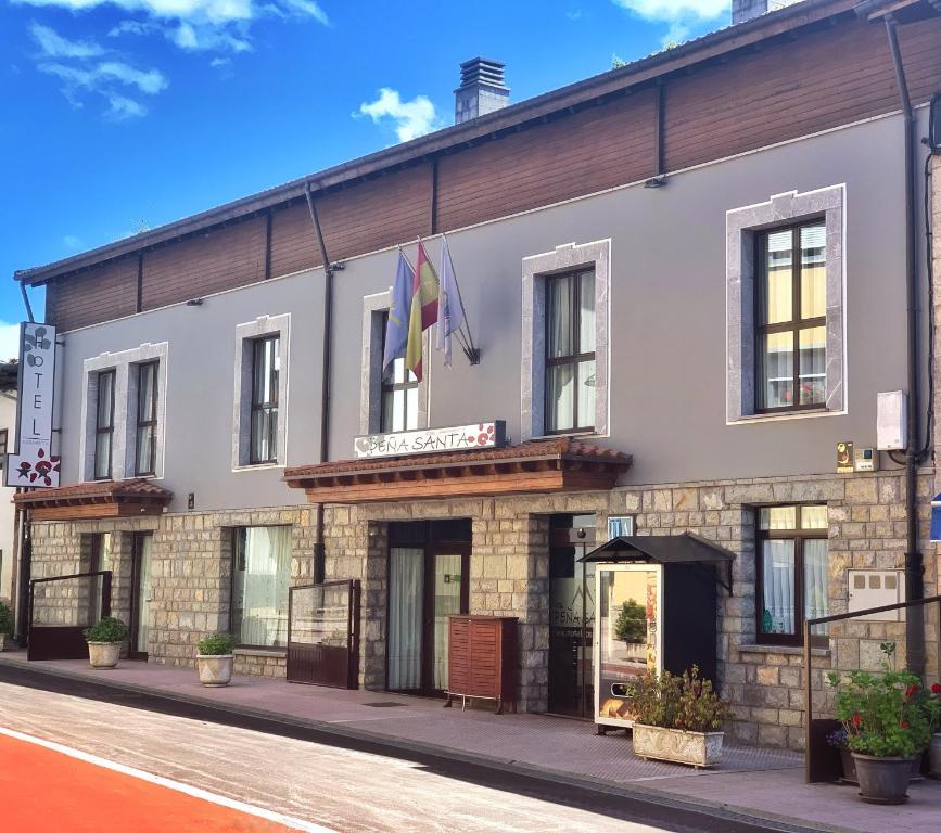 un edificio al lado de una calle en Hotel - Apartamentos Peña Santa, en Onís