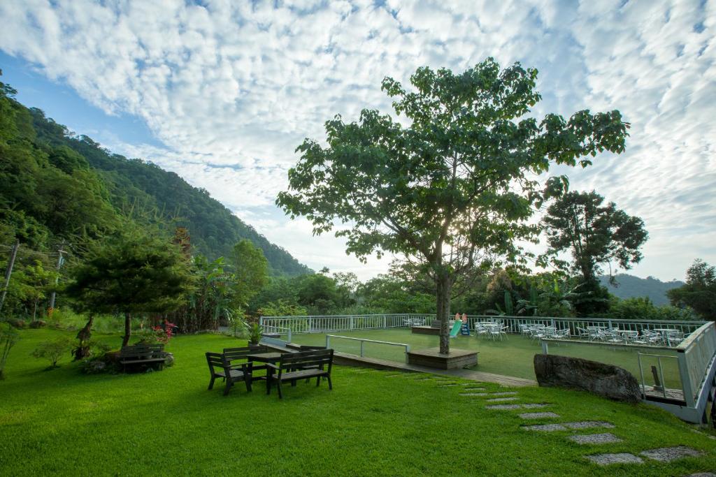 竹東鎮的住宿－丘上行館，田野里长着长椅和树的公园