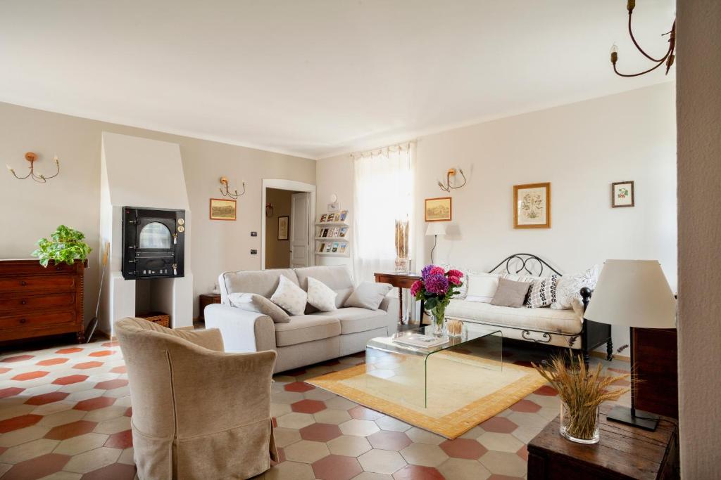 ein Wohnzimmer mit 2 Sofas und einem Tisch in der Unterkunft B&B Fior Di Farine in La Morra