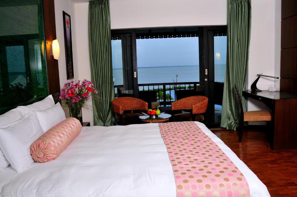 Postel nebo postele na pokoji v ubytování Ramada Resort by Wyndham Kochi