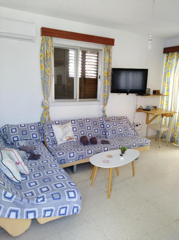 Larnaca, Pervolia 1 bedroom seaside apartment