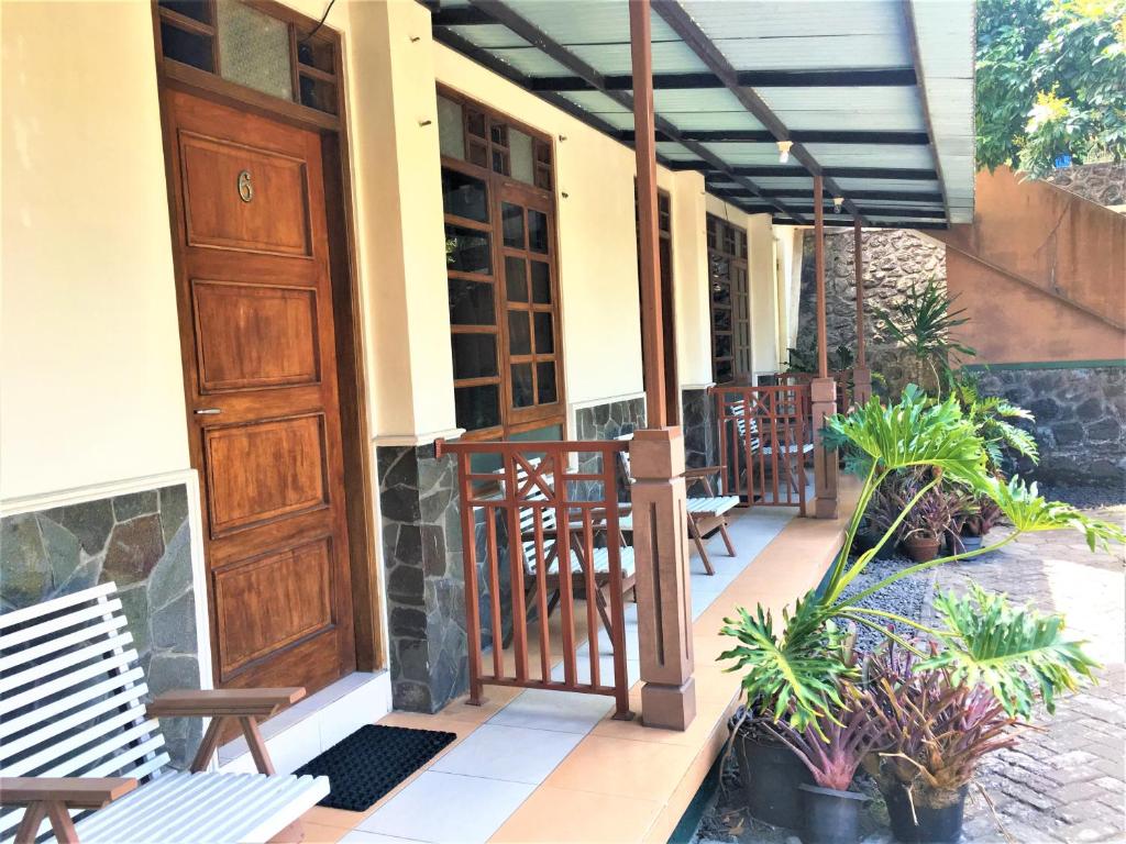 Rõdu või terrass majutusasutuses Hotel Wismancala Kaliurang