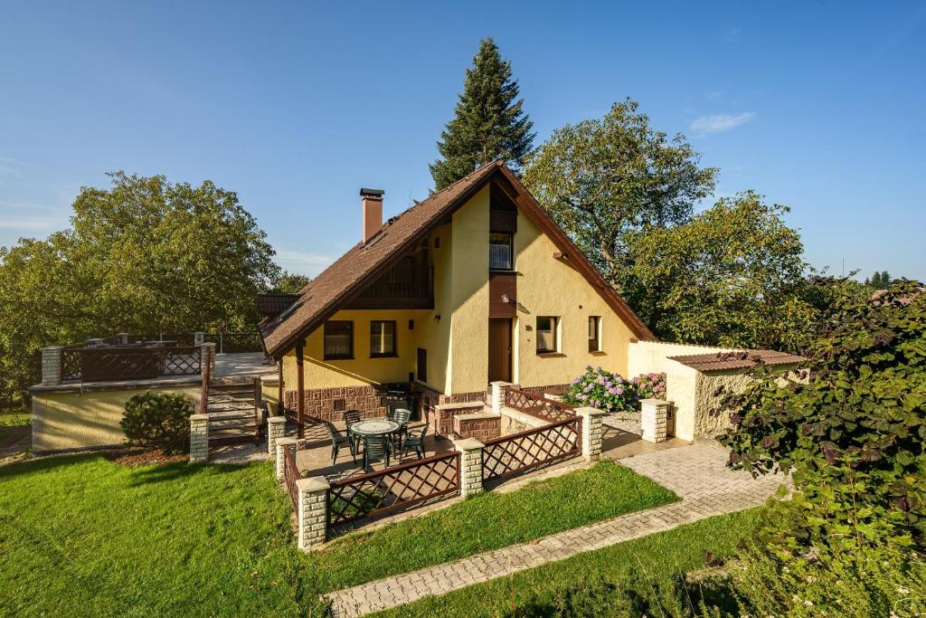 Aed väljaspool majutusasutust Chalupa pod Ještědem