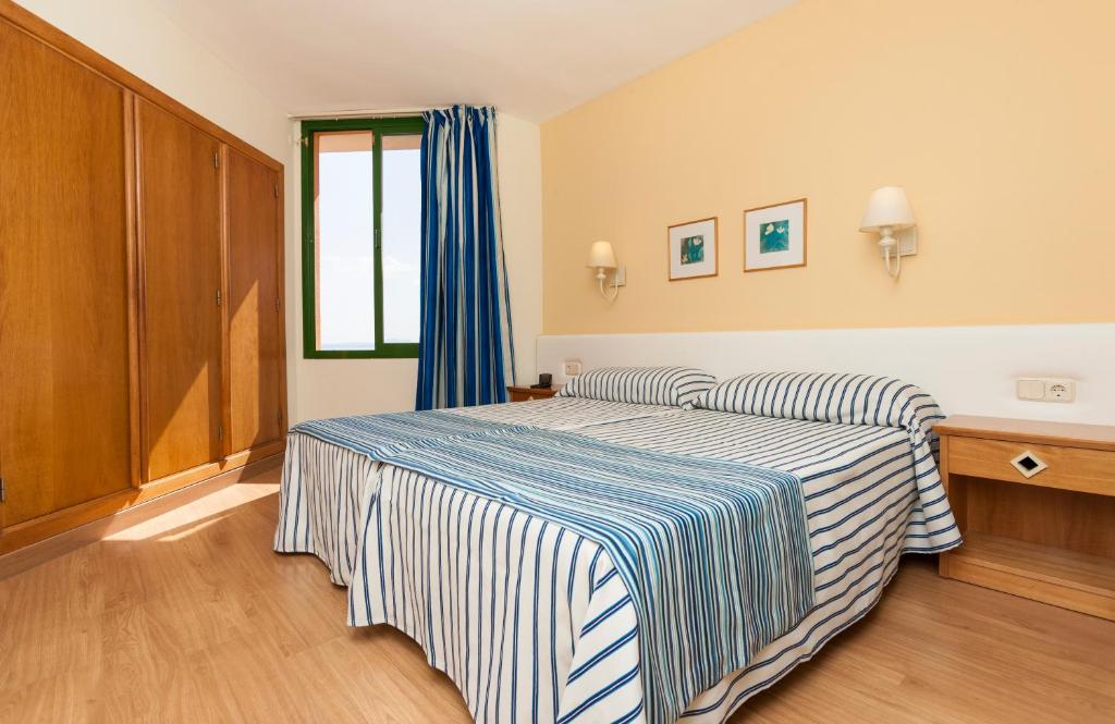 A bed or beds in a room at Globales Nova