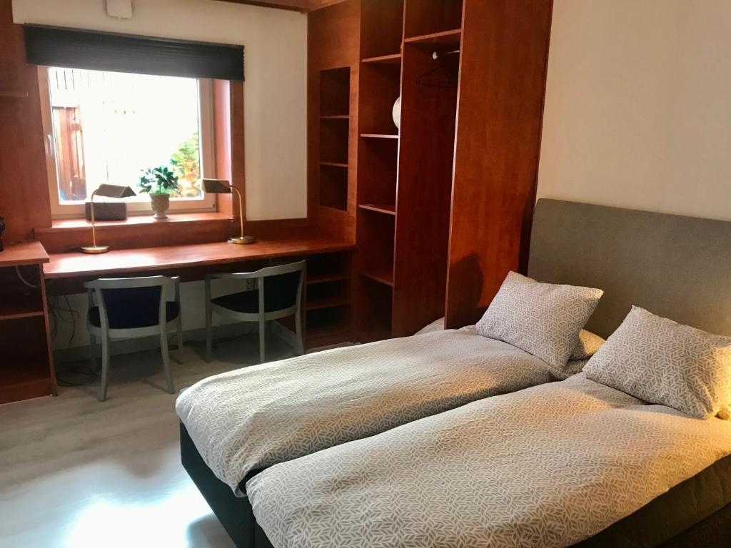 Giường trong phòng chung tại Lägenhet med 3 sovrum, terass och egen parkering