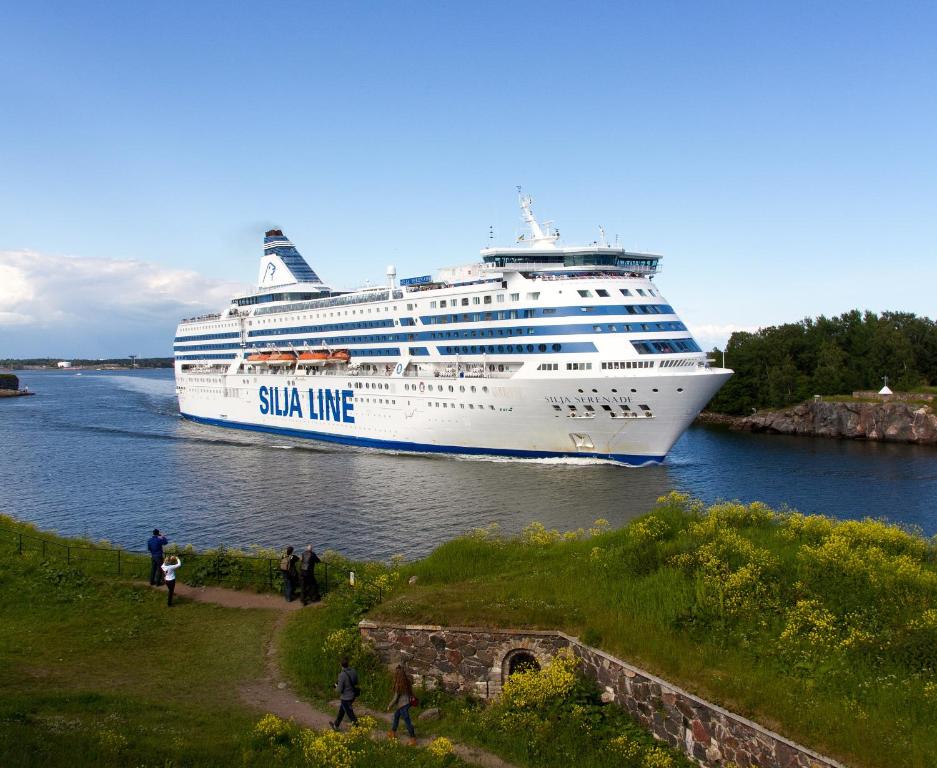 duży statek wycieczkowy jest zakotwiczony w wodzie w obiekcie Silja Line ferry - Helsinki to Stockholm w Helsinkach