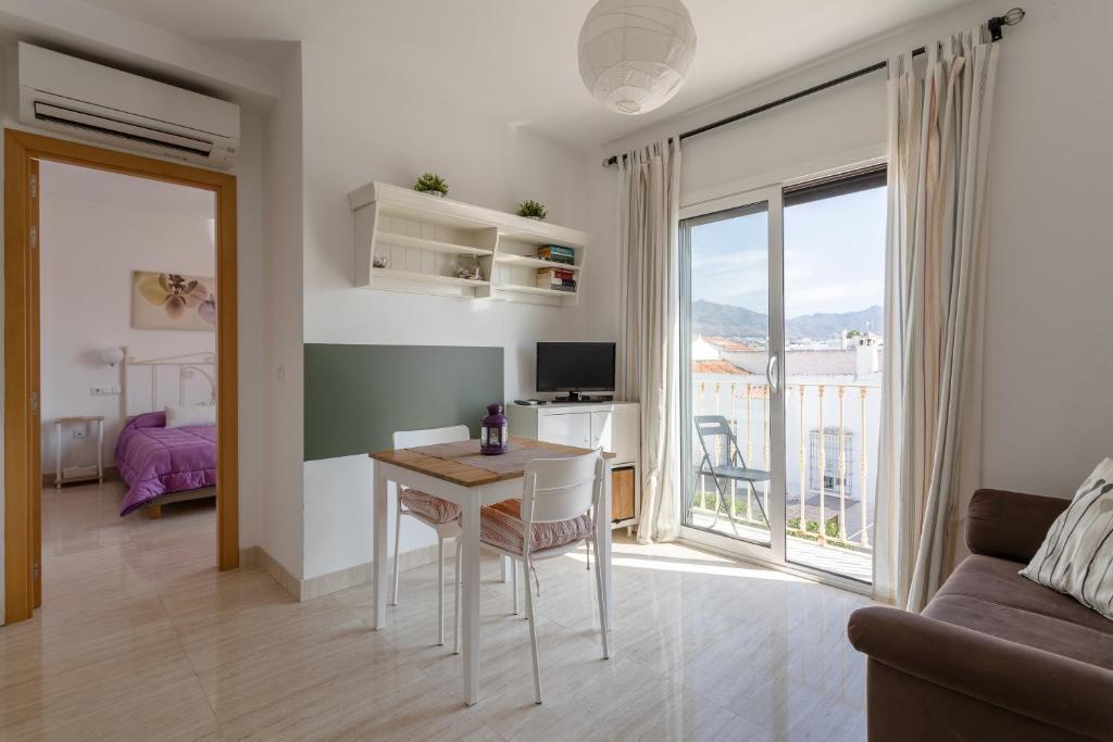 Televízia a/alebo spoločenská miestnosť v ubytovaní Apartamento Corazón de Nerja