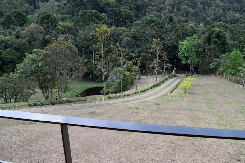 vista su un parco con strada e alberi di Chalés Boa Vista a Gonçalves