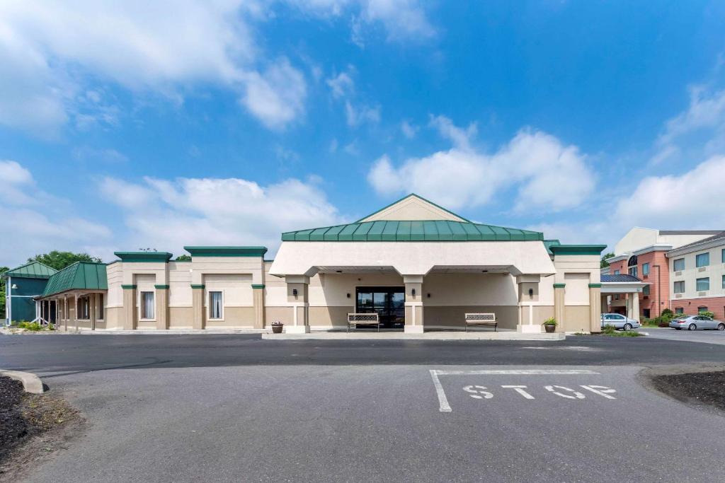 a building with a stop sign in a parking lot at Quality Inn Selinsgrove in Selinsgrove