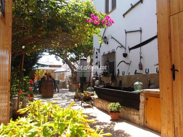 ogród z wanną w bocznej części budynku w obiekcie La Llar de Laura w mieście El Poblenou del Delta