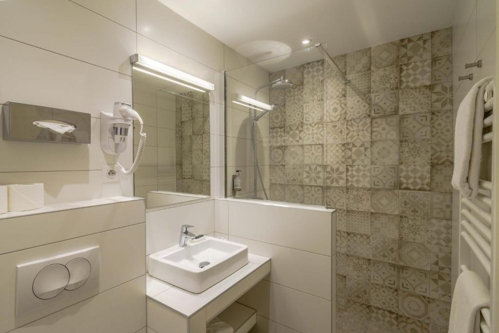 Koupelna v ubytování Hôtel l'Aragon