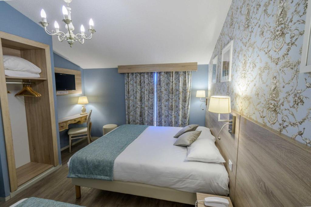Postel nebo postele na pokoji v ubytování Hôtel l'Aragon