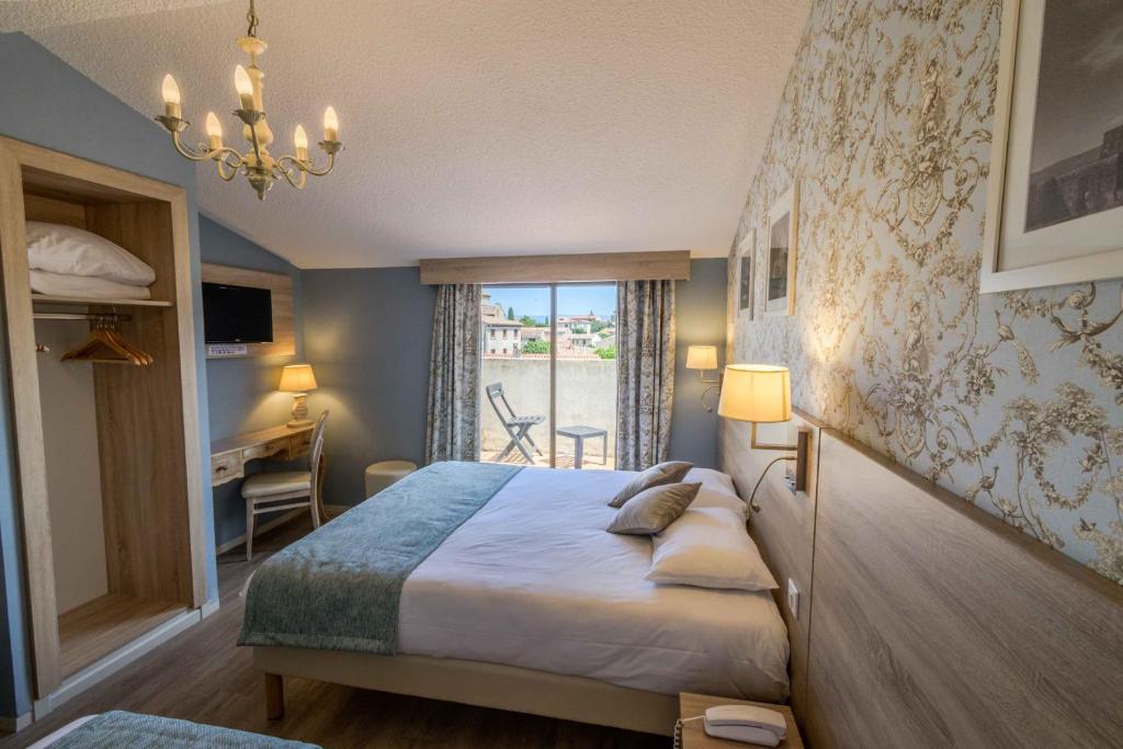 Postel nebo postele na pokoji v ubytování Hôtel l'Aragon