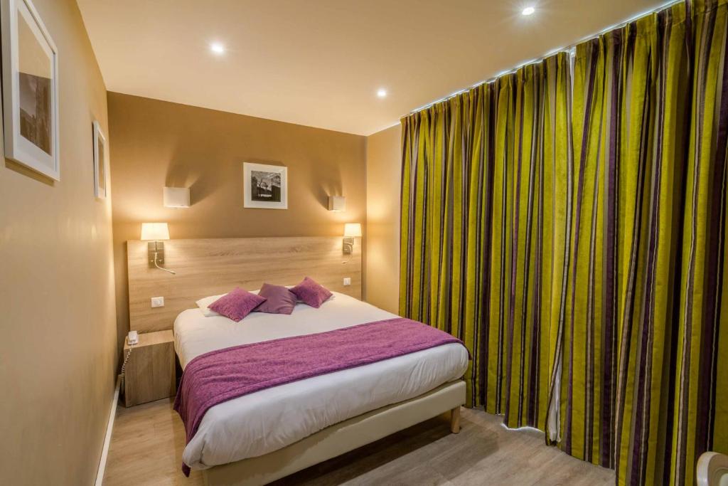 Postel nebo postele na pokoji v ubytování Hôtel l'Aragon