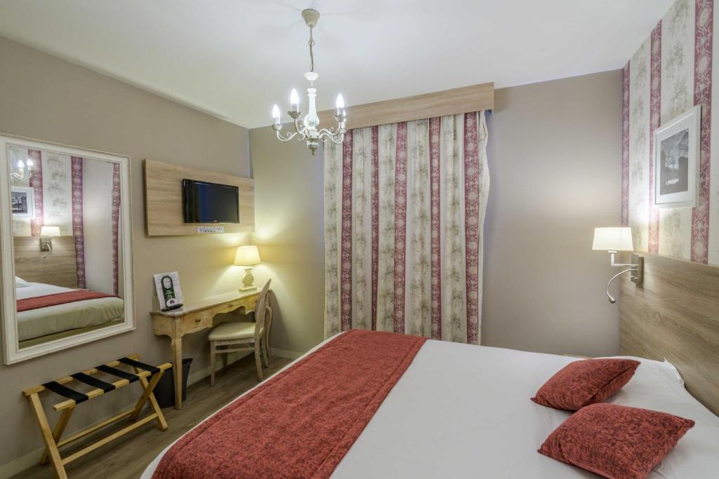 Postel nebo postele na pokoji v ubytování Hôtel l'Aragon