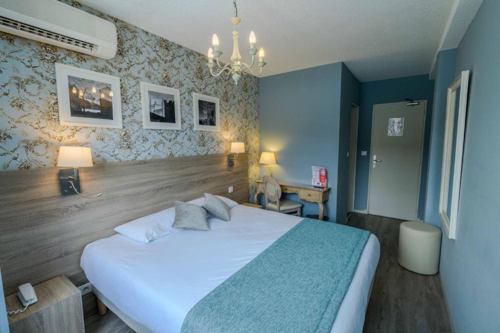 Postel nebo postele na pokoji v ubytování Hôtel l'Aragon