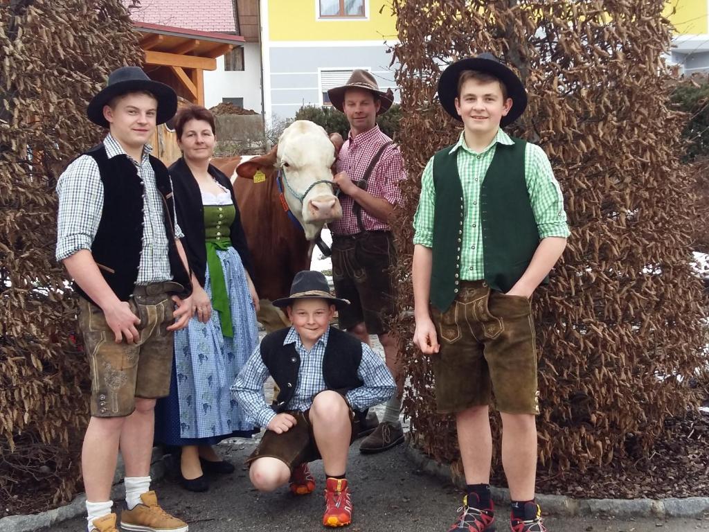 un grupo de personas posando para una foto con un caballo en Bauernhof Serner, en Molln
