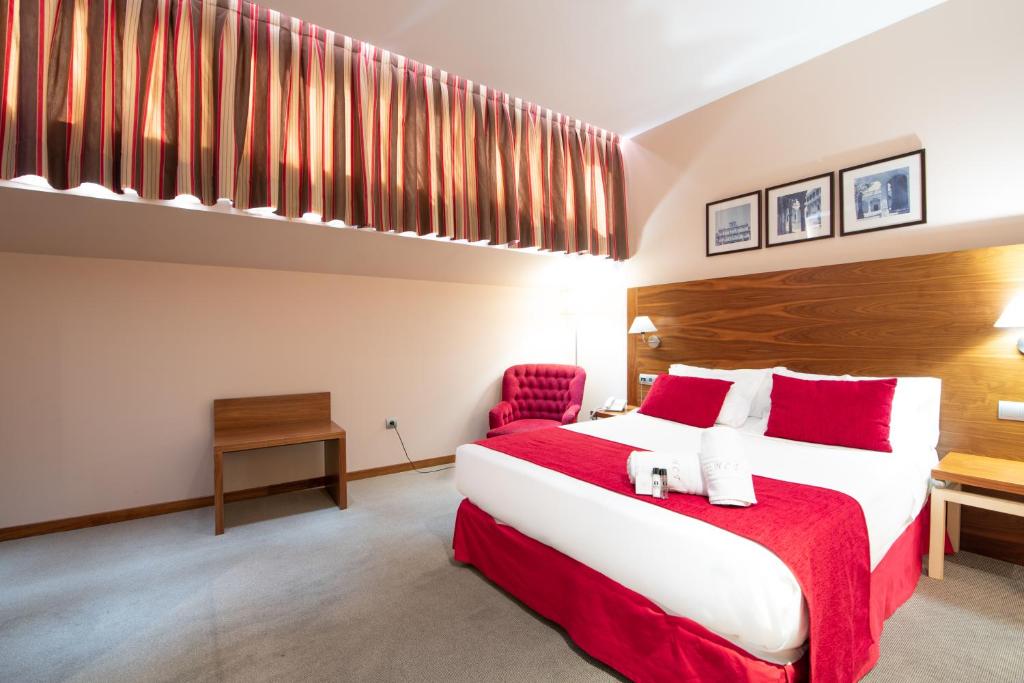 Posteľ alebo postele v izbe v ubytovaní Hospedium Hotel Casino Del Tormes