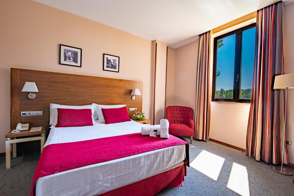Posteľ alebo postele v izbe v ubytovaní Hospedium Hotel Casino Del Tormes