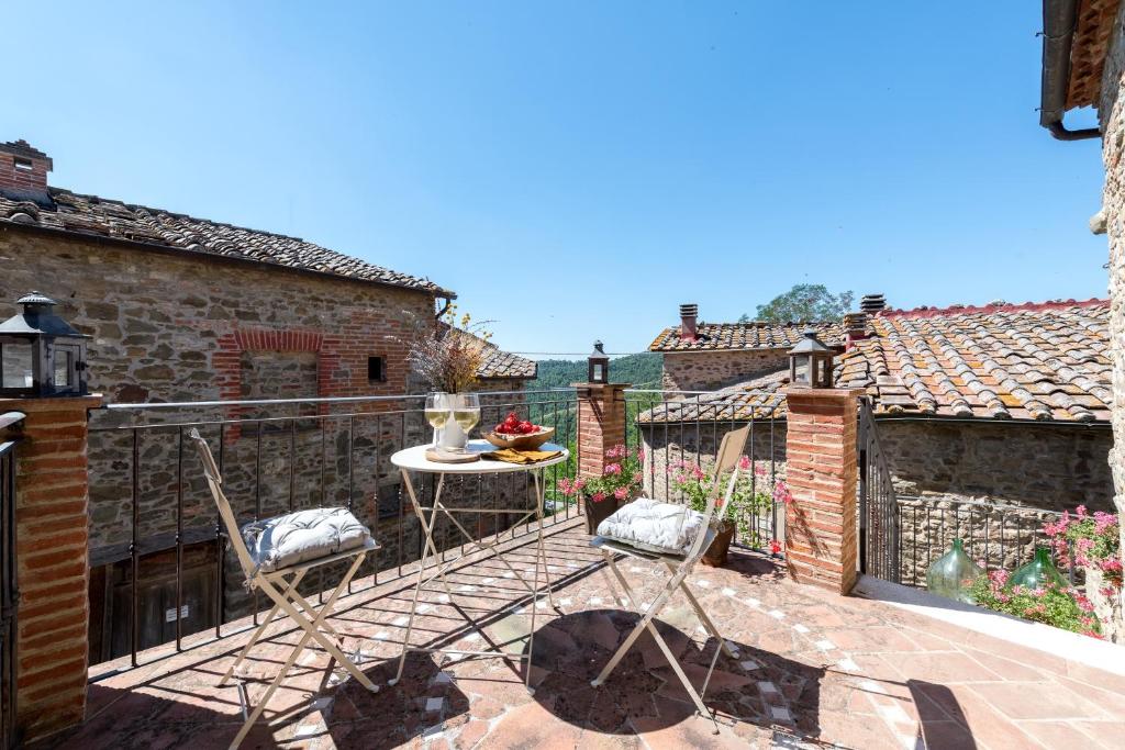 a patio with two chairs and a table on a balcony at Casa Dovi in Rosennano