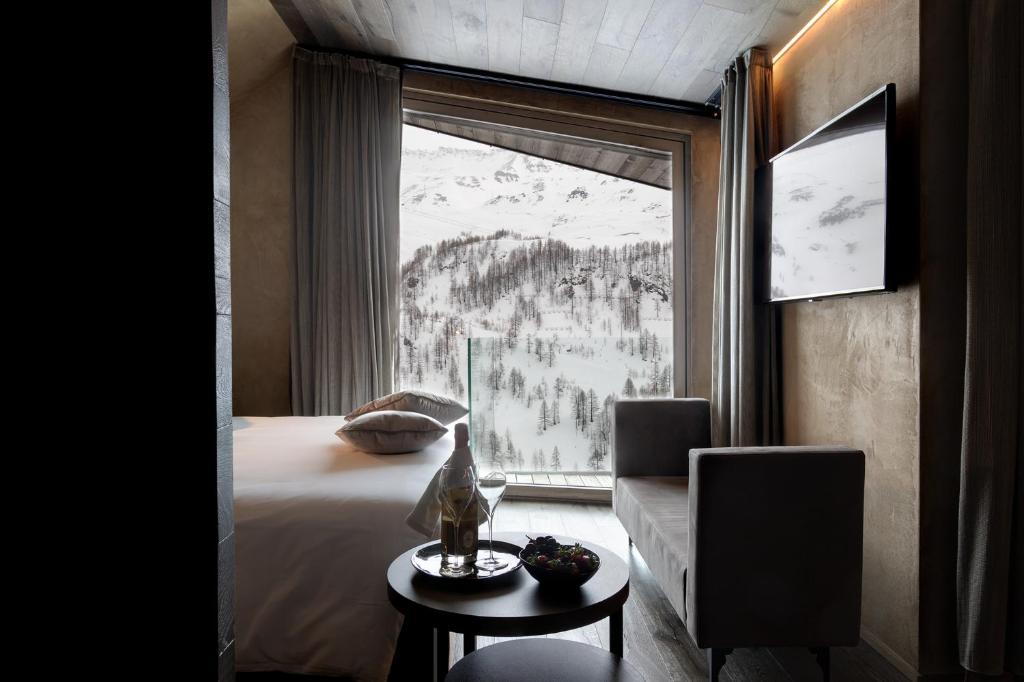 Nespecifikovaný výhled na hory nebo výhled na hory při pohledu z hotelu