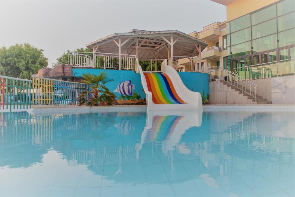 Bazén v ubytování Hotel Perla Beach Club - All Inclusive nebo v jeho okolí