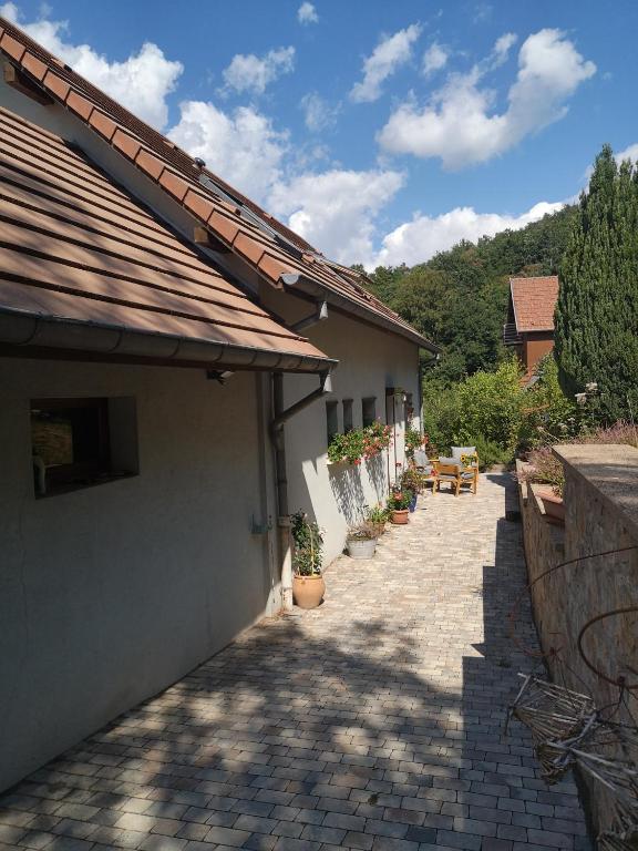 Nespecifikovaný výhled na hory nebo výhled na hory při pohledu z prázdninového domu
