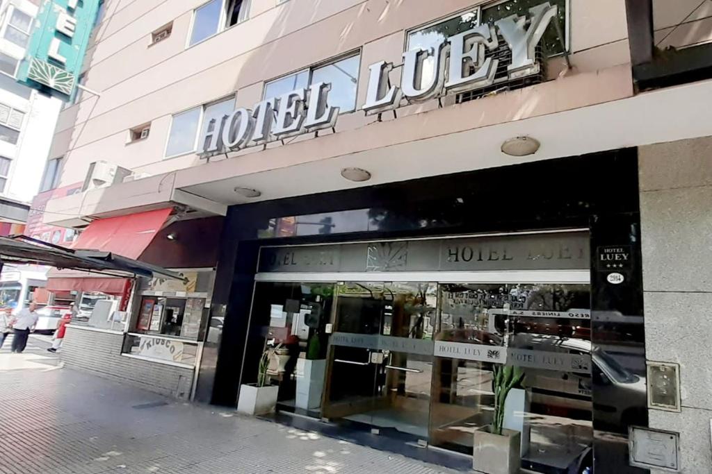 un negozio di fronte a un edificio con hall dell'hotel di Hotel Luey a Buenos Aires