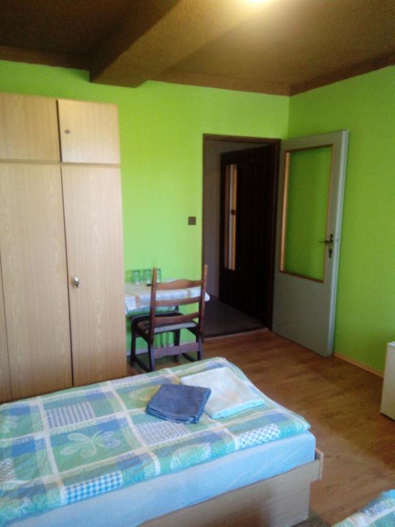 Cama o camas de una habitación en Studánecký Medvěd