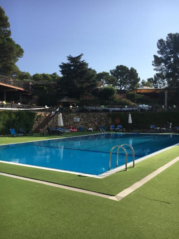 Bazén v ubytování Camping Cala Llevado nebo v jeho okolí
