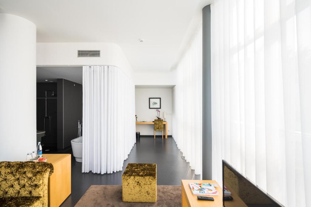 Uma área de estar em Boticas Hotel Art & SPA