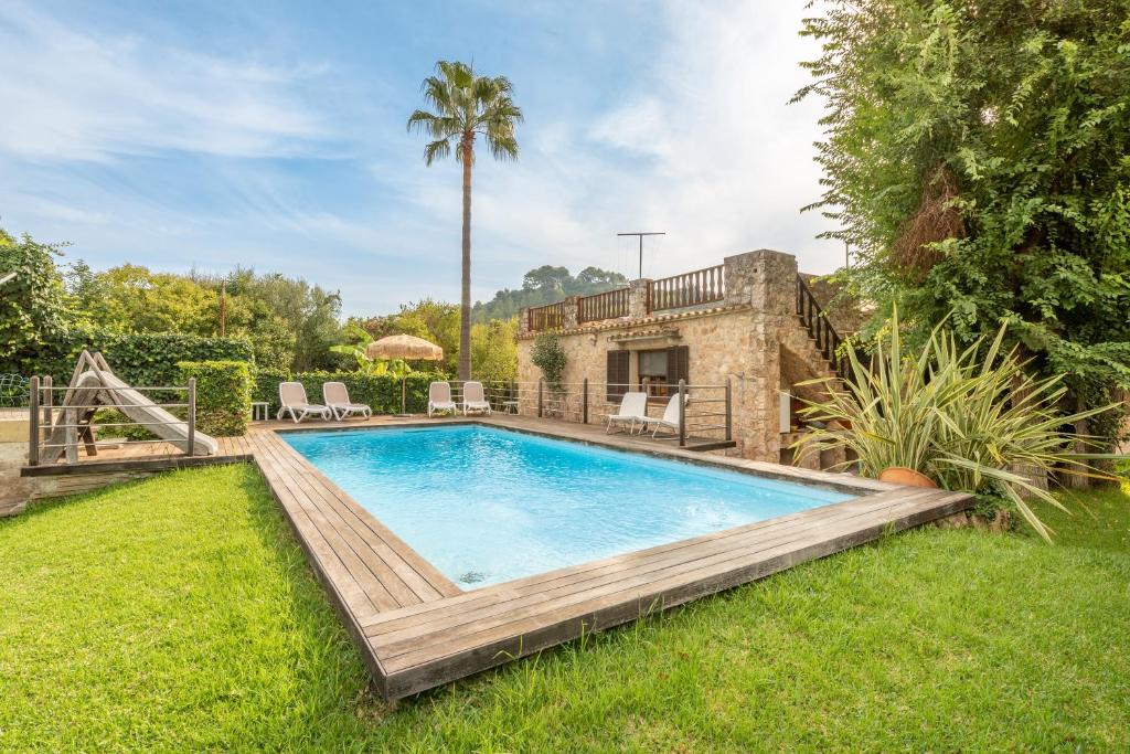una piscina en el patio de una casa en Villa Can Sol, en Pollensa