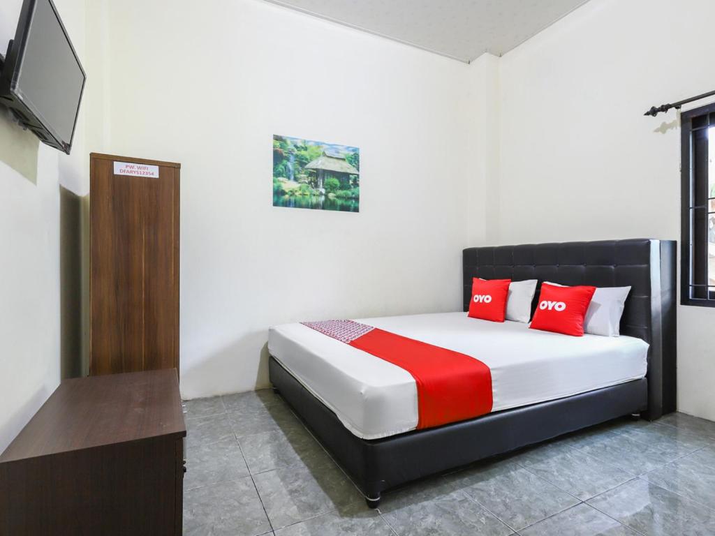 سرير أو أسرّة في غرفة في OYO 3830 Dfarys Gh Syariah