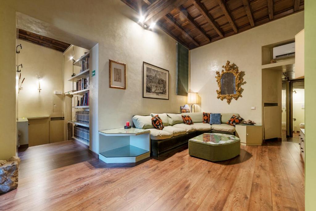 - un salon avec un canapé et une table dans l'établissement Pantheon Luxury Home, à Rome