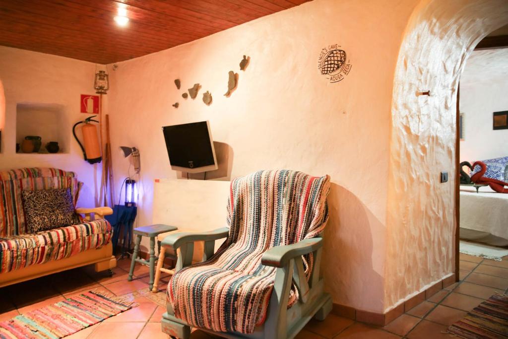 TV a/nebo společenská místnost v ubytování Silence's Cave Rural House