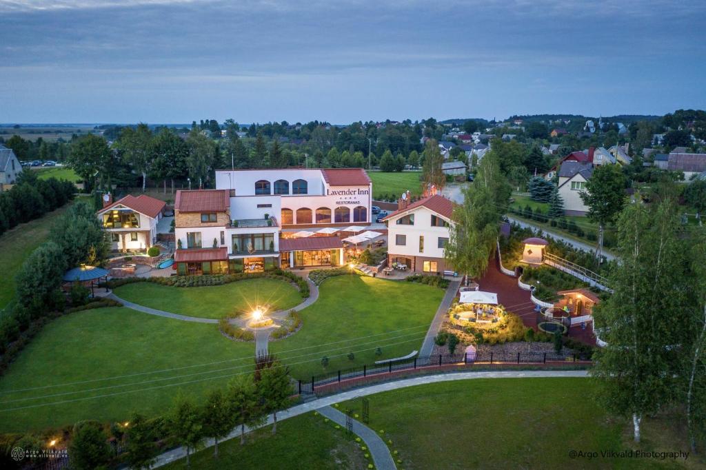 Lavender Inn Guest House في Viešvėnai: اطلالة جوية على منزل مع ساحة