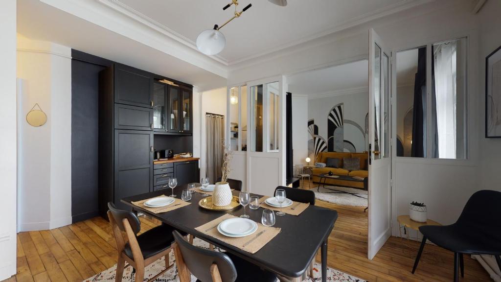 une salle à manger et un salon avec une table et des chaises dans l'établissement Le Contour Saint-Aubin - Inspiration Art Déco en cœur de Ville, à Rennes