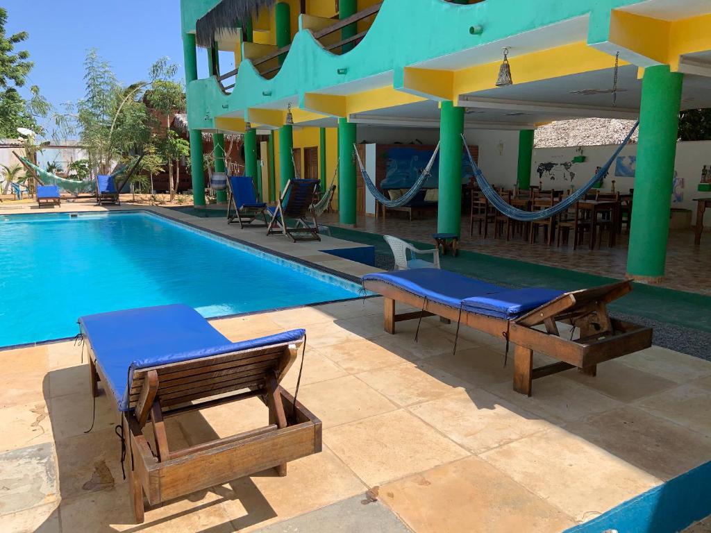 杰里科科拉Pousada Janela da Cor的带滑梯和游乐场的游泳池