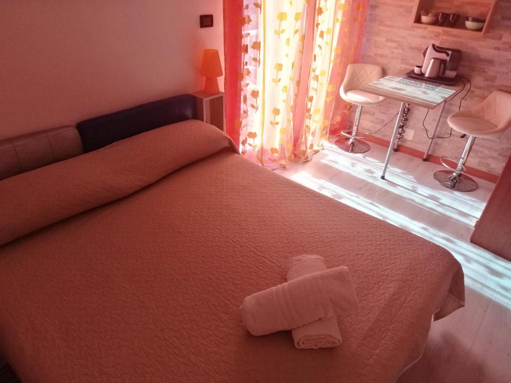 een slaapkamer met een bed met een teddybeer erop bij B&B Alghero Republic in Alghero