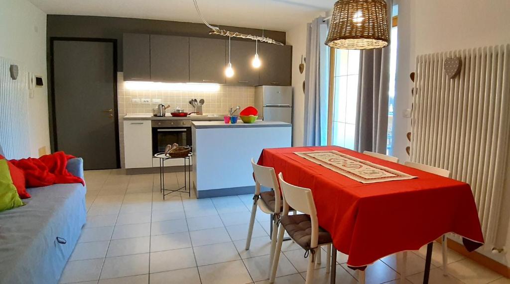 eine Küche und ein Esszimmer mit einem roten Tisch und Stühlen in der Unterkunft Haus Martina by ISA AGENTUR in Bad Kleinkirchheim