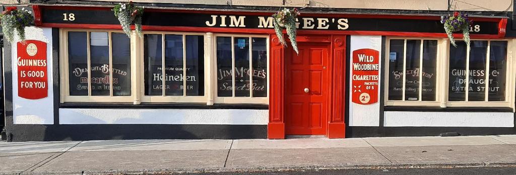 einen Laden mit roten Türen an der Straßenseite in der Unterkunft Jim McGee's in Wexford