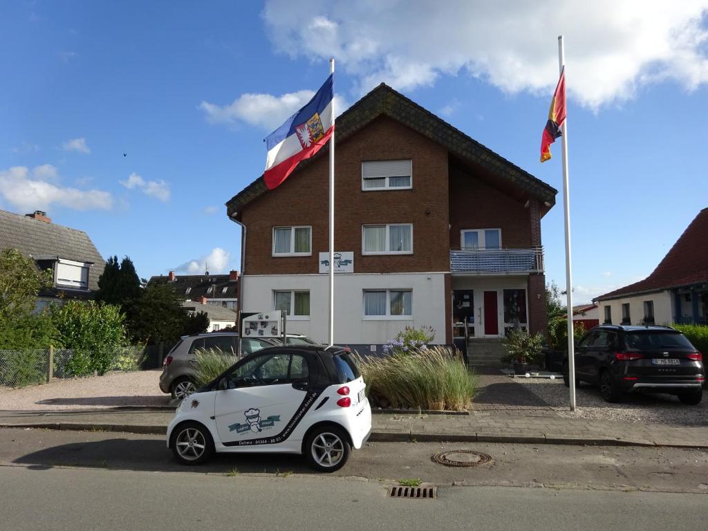 a small car parked in front of a building at Miramar in Dahme