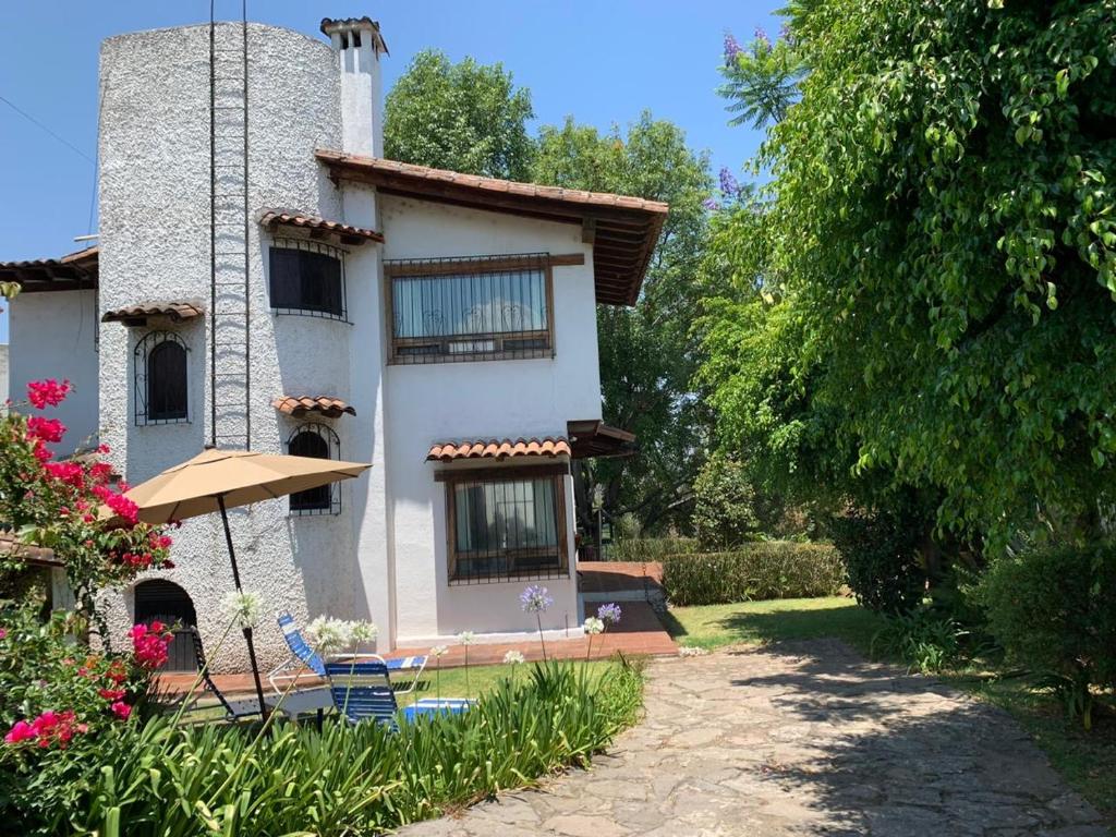 a house with a tower and a patio at Casa BamBú VdB in Valle de Bravo