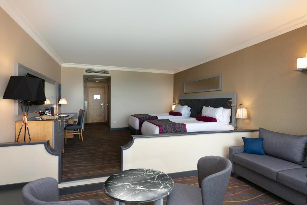 Postel nebo postele na pokoji v ubytování Sirene Belek Hotel