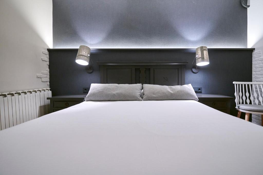 Postel nebo postele na pokoji v ubytování Hostal Lola