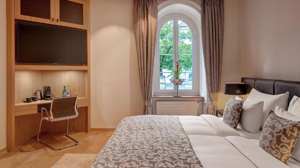 Postel nebo postele na pokoji v ubytování Hotel Alte Post Bonaduz