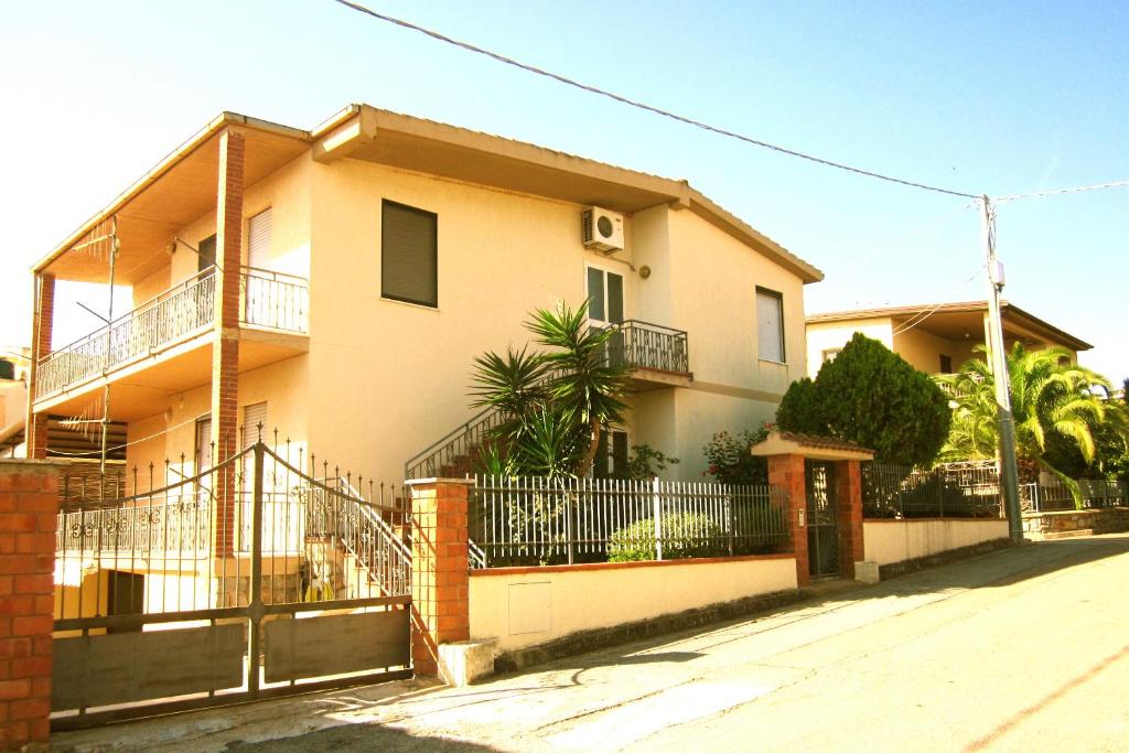 una casa con una valla delante de ella en Villetta Tancau, en Santa Maria Navarrese