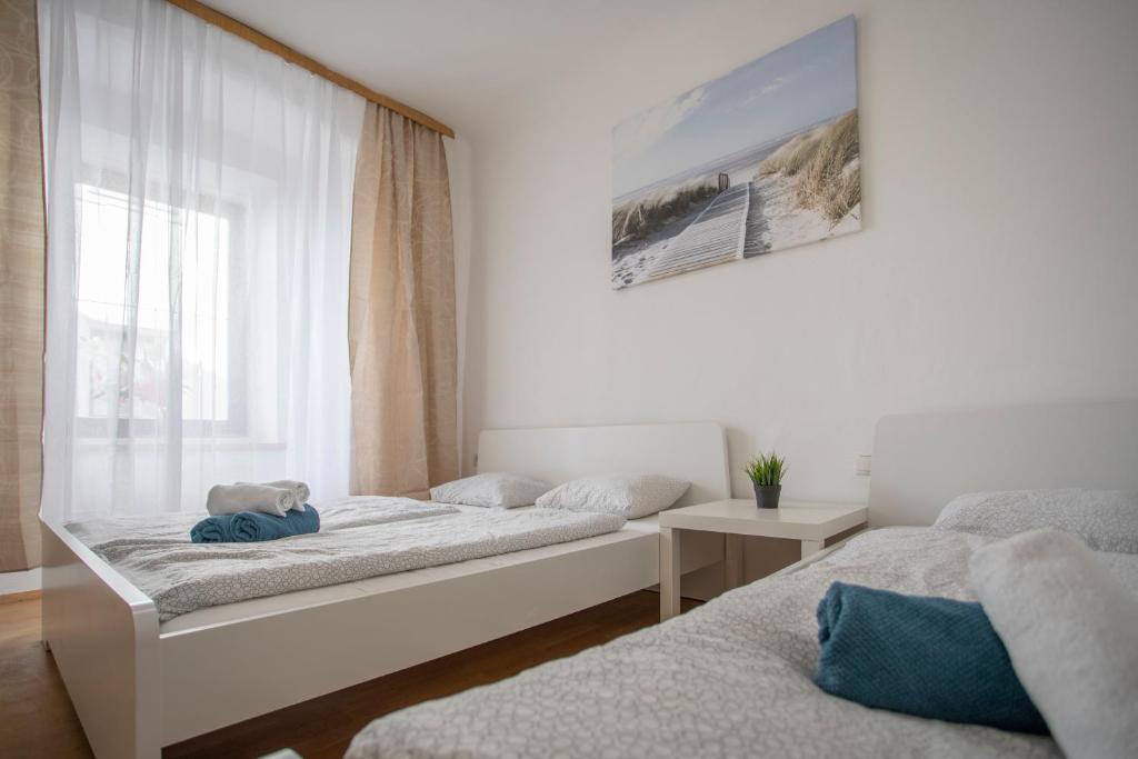 a bedroom with two beds and a window at Traditional Old Town Apartment in Hall in Tirol