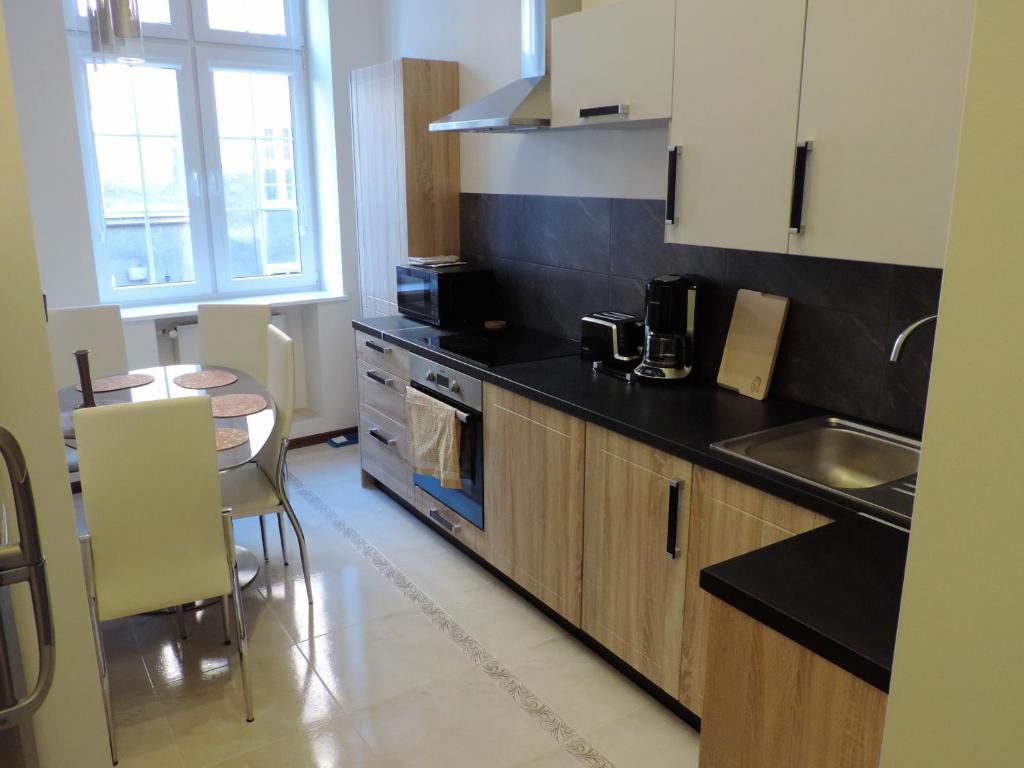 Kuchyňa alebo kuchynka v ubytovaní Gdańskie Apartamenty - Apartamenty na Świetego Ducha z 2 sypialniami