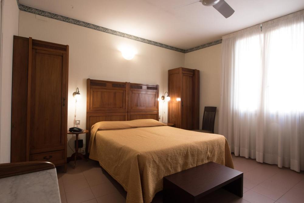 Postel nebo postele na pokoji v ubytování Hotel Due Mori No air conditioning